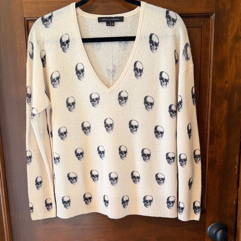 Skull Cashmere Cream V-Neck Sweater with Skull Pattern